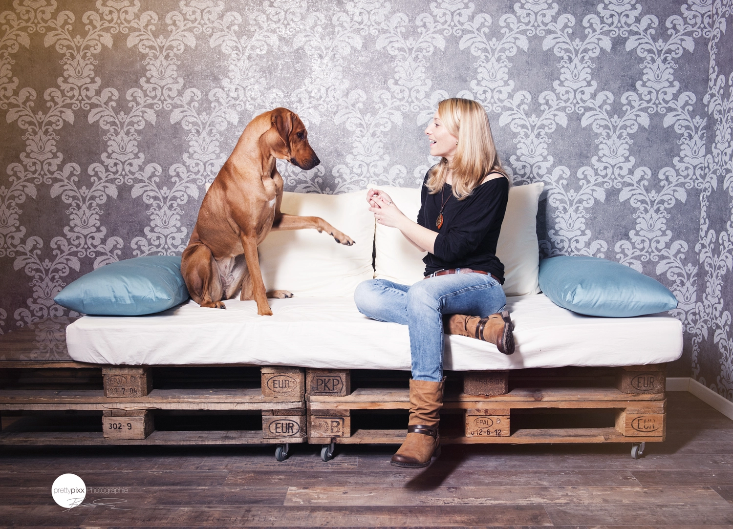 Frau mit Hund auf einem Sofa